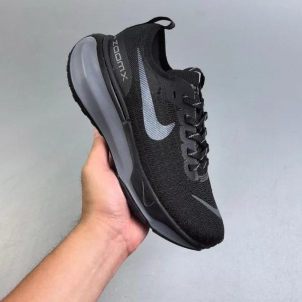 حذاء نايكي زوم اكس انفيزبيل لون ابيض نعل ازرق لون اسود ورمادي