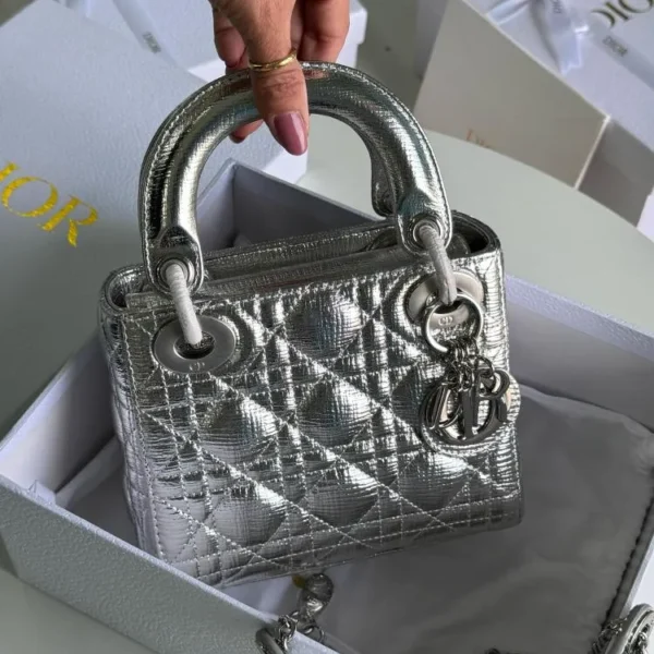 حقيبة فضية للنساء ليدي ديور 17سم بنمط ميتاليك