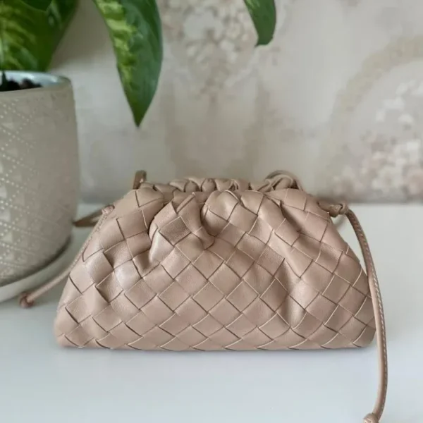 حقيبة نسائية فاخرة بوتيغا فينيتا باوتش لون شوكو